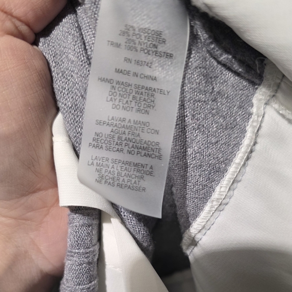 Milano Women's Classic Gray Sweater Size Medium PTP 22 - Picture 4 of 4